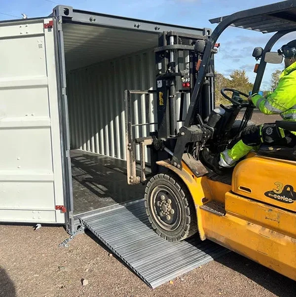 Containerrampe – Breite 2200 mm – Länge 1560 mm – Max. Belastung 1 t – Höhenunterschied 100 bis 159 mm