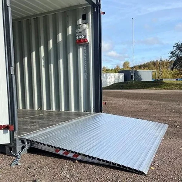 Containerrampe – Breite 2200 mm – Länge 1560 mm – Max. Belastung 1 t – Höhenunterschied 100 bis 159 mm